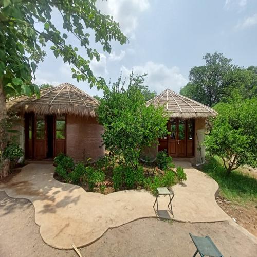 River Deck Glamping And Mud Cottage